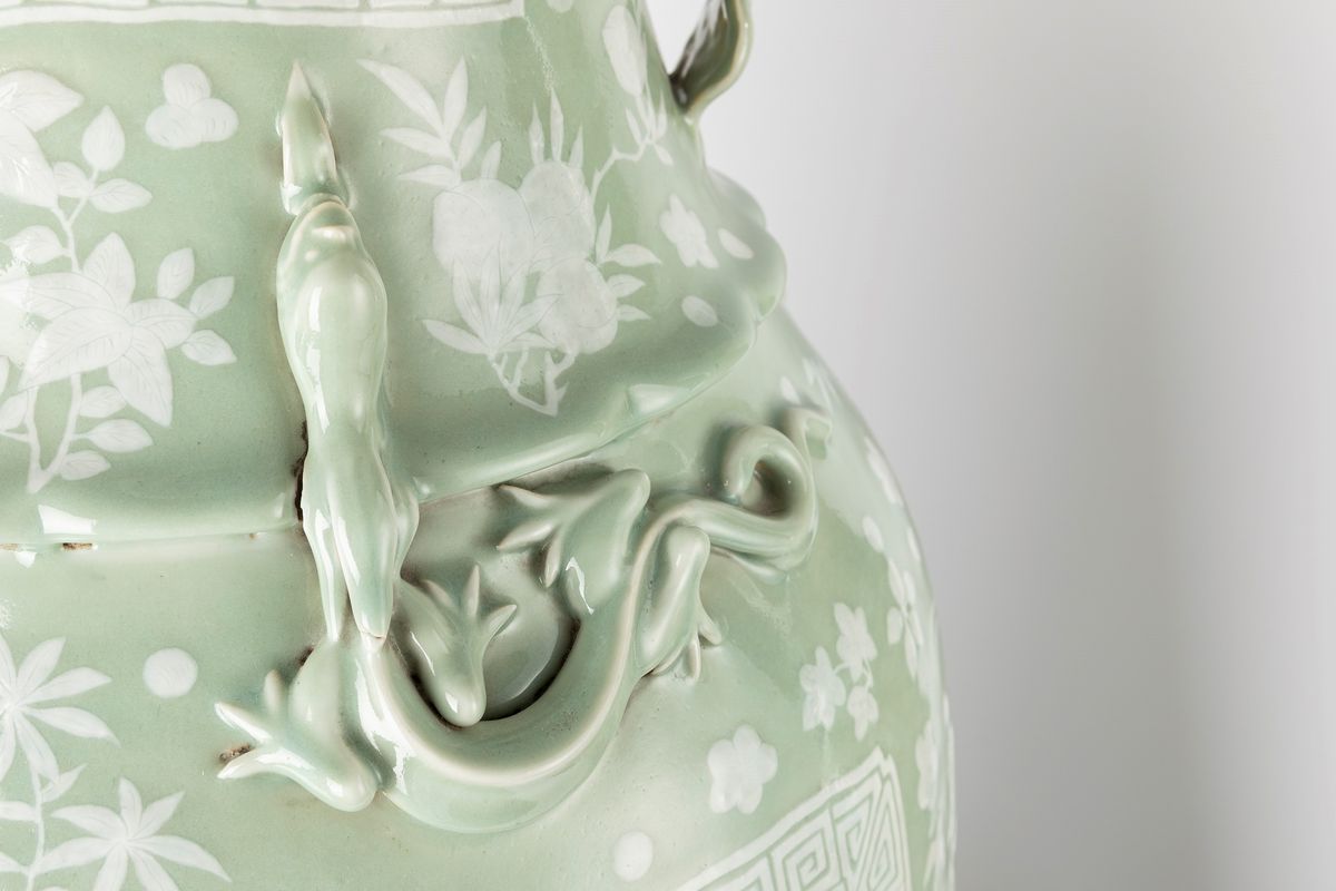 Cina, Coppia di grandi vasi a fondo celadon con decorazione a rilievo, seconda metà del XIX secol...