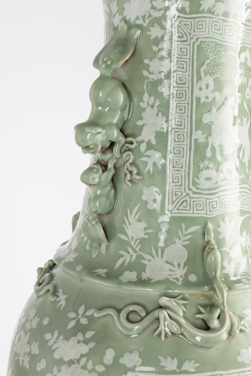 Cina, Coppia di grandi vasi a fondo celadon con decorazione a rilievo, seconda metà del XIX secol...