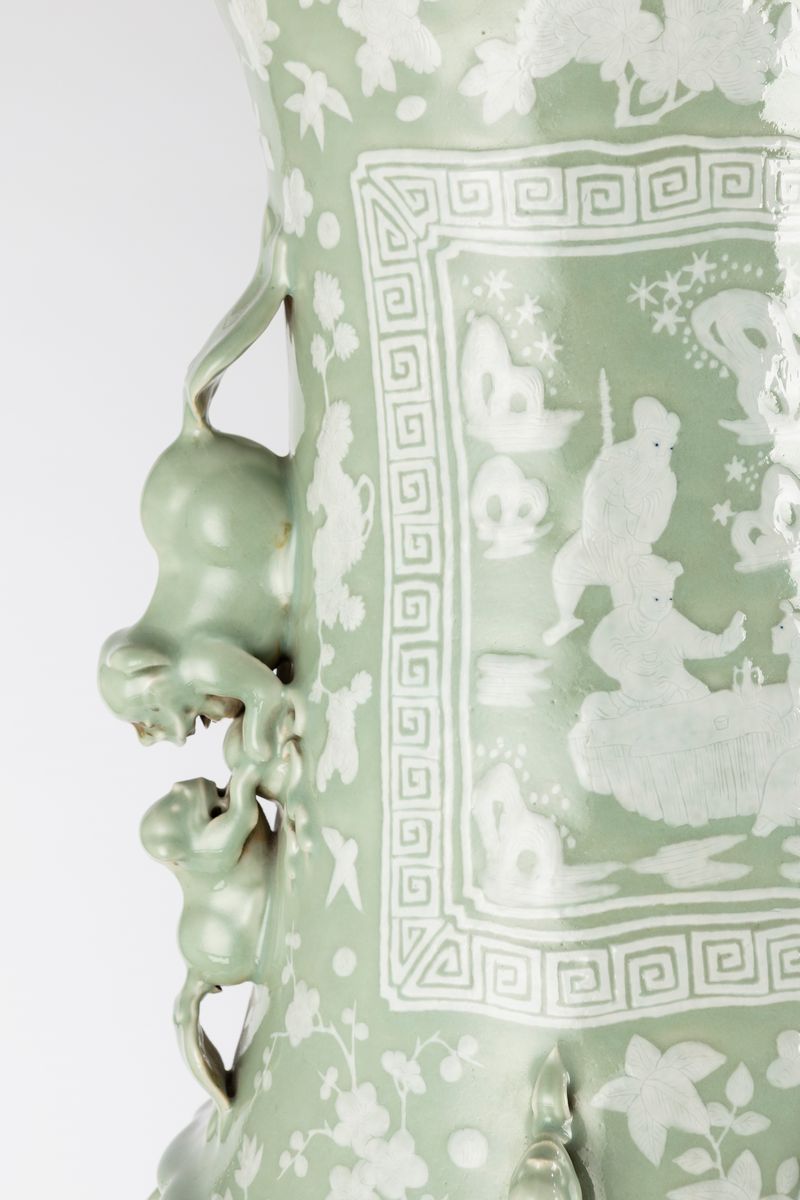 Cina, Coppia di grandi vasi a fondo celadon con decorazione a rilievo, seconda metà del XIX secol...