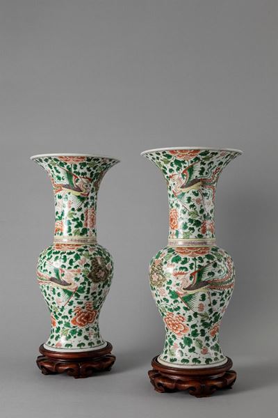 Cina, Periodo Kangxi (1662-1722), Coppia di vasi Yen Yen in porcellana decorata