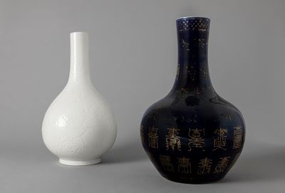 Vaso in porcellana a invetriatura blu, Cina, fine secolo XIX e Vaso in porcellana bianca a riliev...