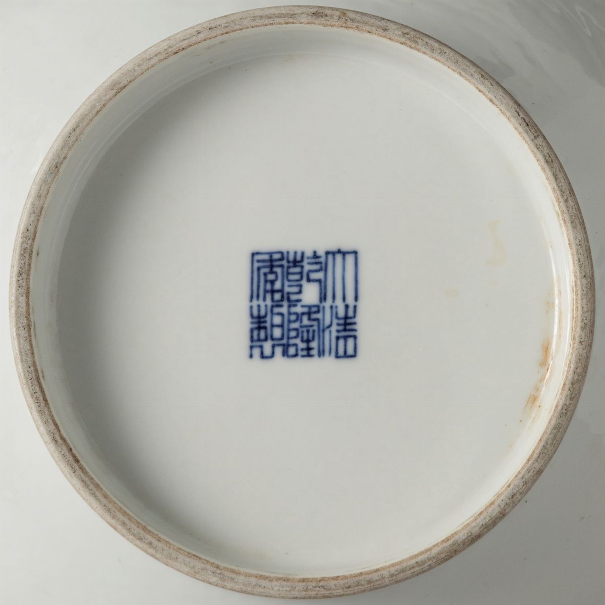 Vaso in porcellana a invetriatura blu, Cina, fine secolo XIX e Vaso in porcellana bianca a riliev...