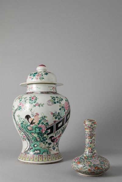 Cina, Potiche con coperchio in porcellana decorata a motivi floreali e vaso con decoro millefiori...