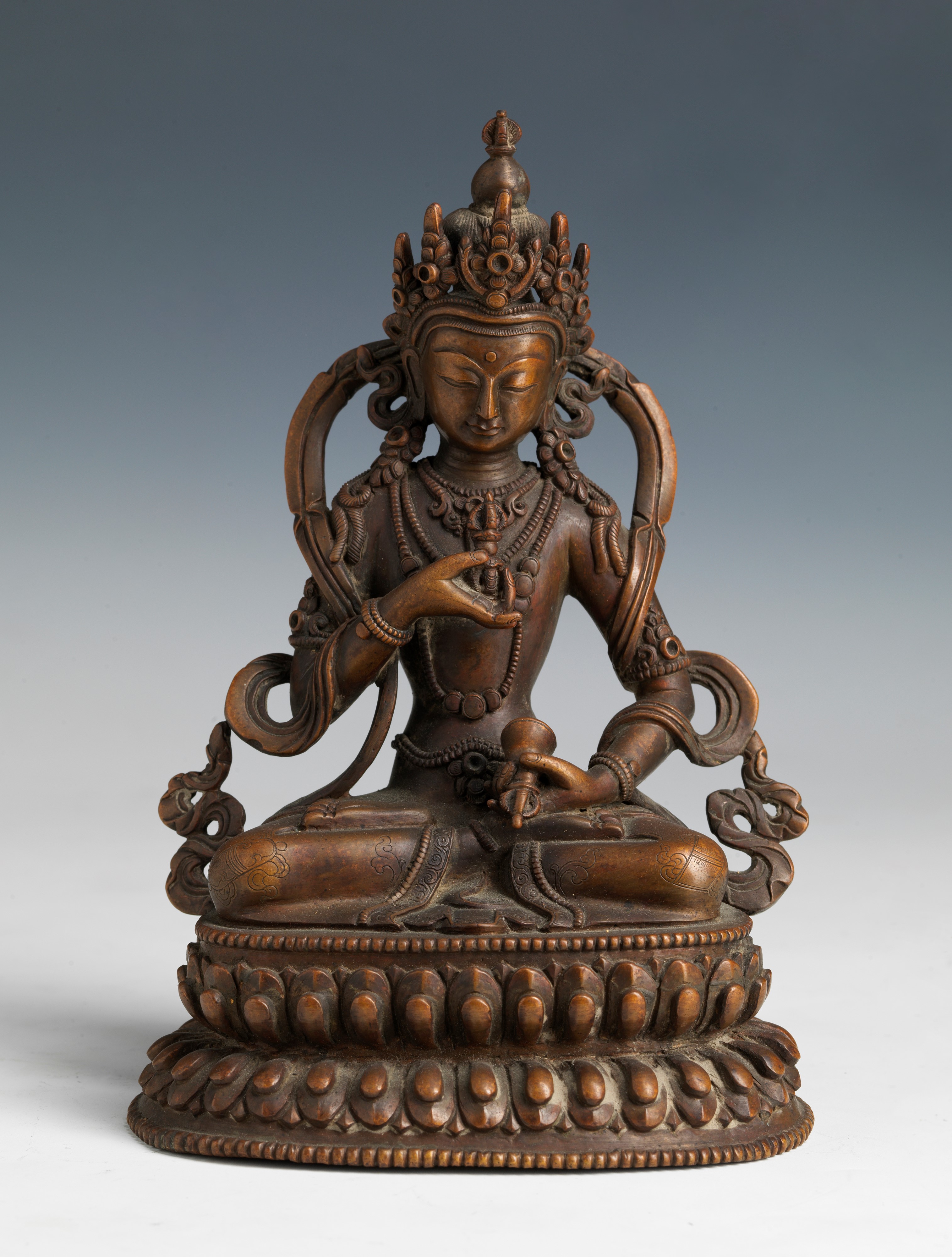 Scultura in bronzo a patina scura raffigurante Buddha con Dorje e campana, Tibet, inizio secolo X...
