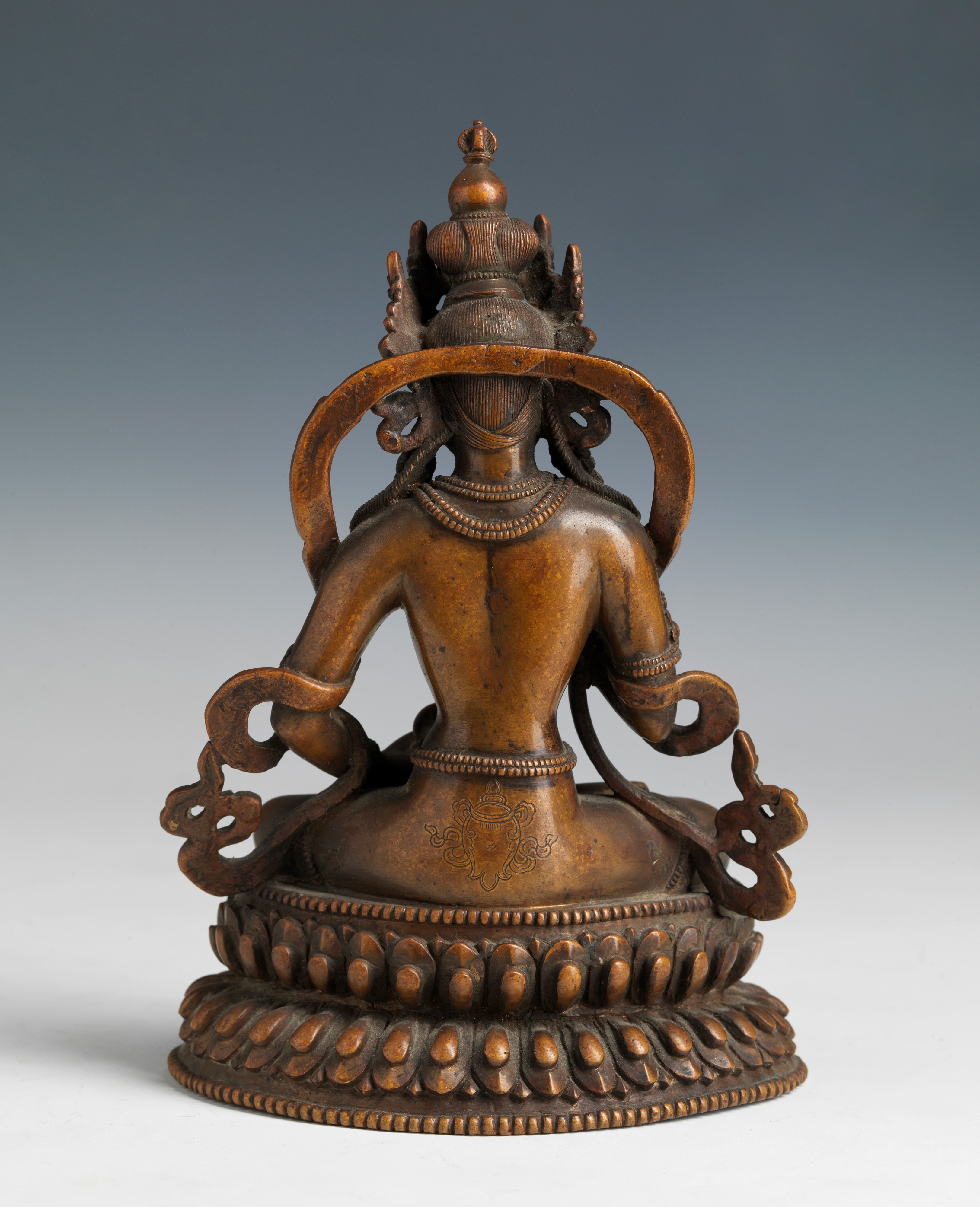 Scultura in bronzo a patina scura raffigurante Buddha con Dorje e campana, Tibet, inizio secolo X...