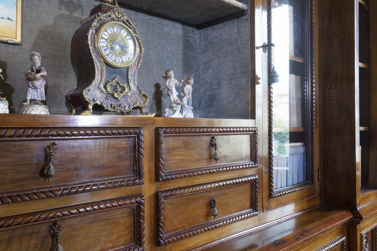 Libreria in Noce a Due Corpi, Prima Metà del Secolo XX