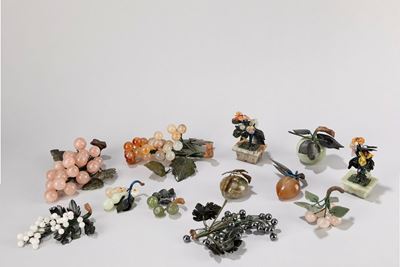 Dodici Oggetti in Pietra Dura Raffiguranti Frutti e Piante, Cina Secolo XX