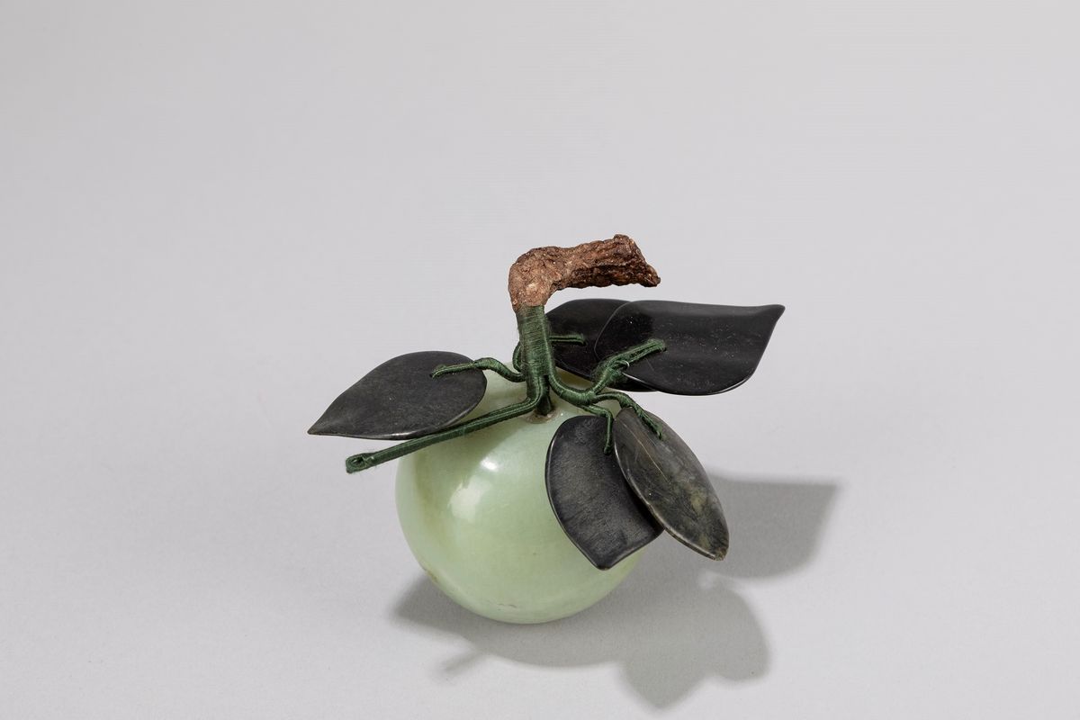 Dodici Oggetti in Pietra Dura Raffiguranti Frutti e Piante, Cina Secolo XX