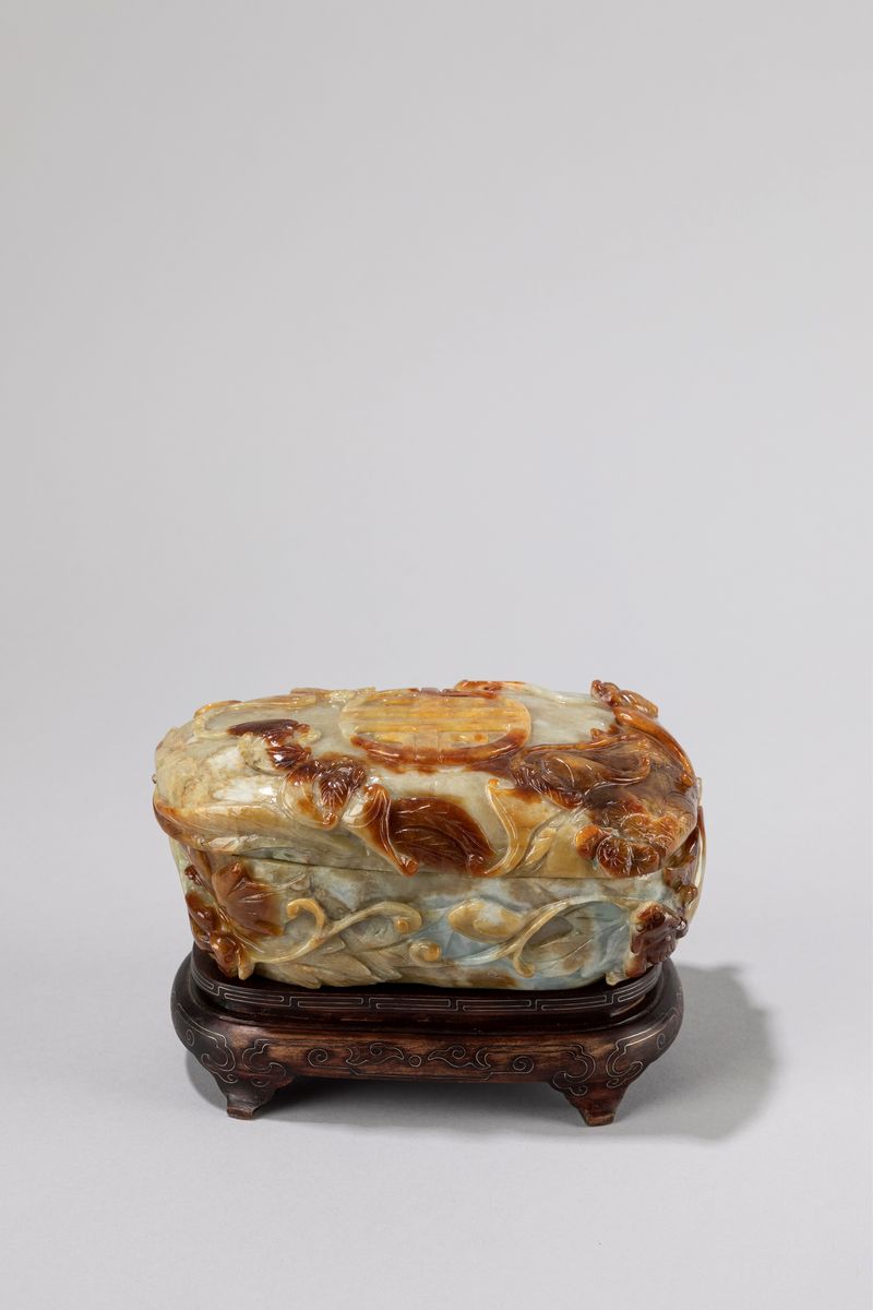 Scatola in Giada Russett con Figura e Pipistrelli Scolpiti All'interno, Cina Secolo XX