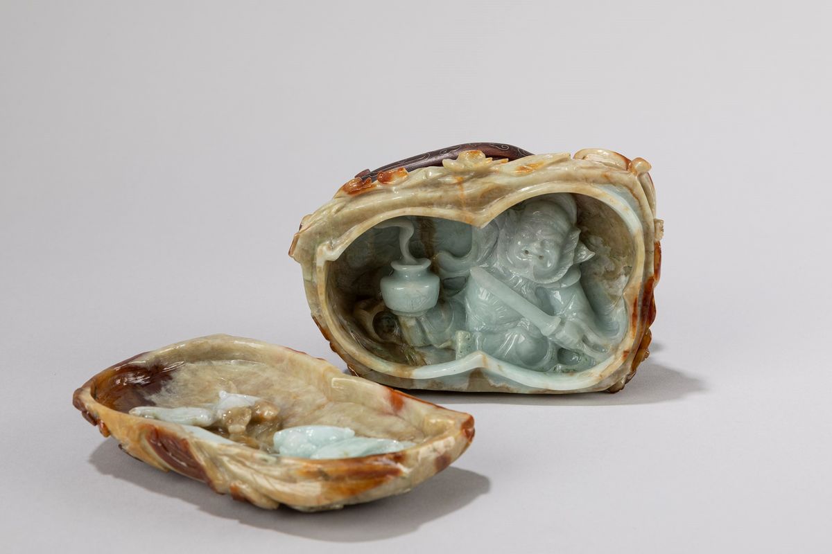 Scatola in Giada Russett con Figura e Pipistrelli Scolpiti All'interno, Cina Secolo XX