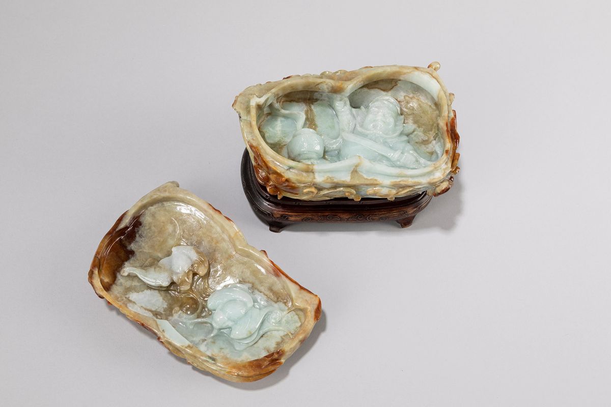 Scatola in Giada Russett con Figura e Pipistrelli Scolpiti All'interno, Cina Secolo XX