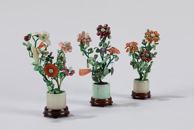 Cina, Tre anelli di arciere in giada verde, secolo XX, h max 13,6 cm