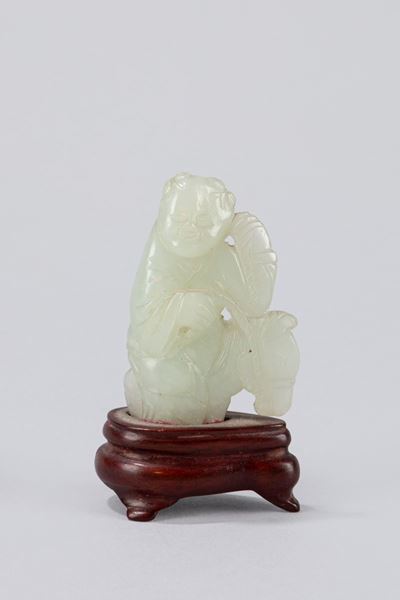 Cina, Piccola scultura in giada bianca raffigurante un bambino con cavallo, fine dinastia Qing