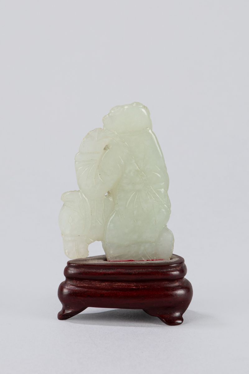 Cina, Piccola scultura in giada bianca raffigurante un bambino con cavallo, fine dinastia Qing