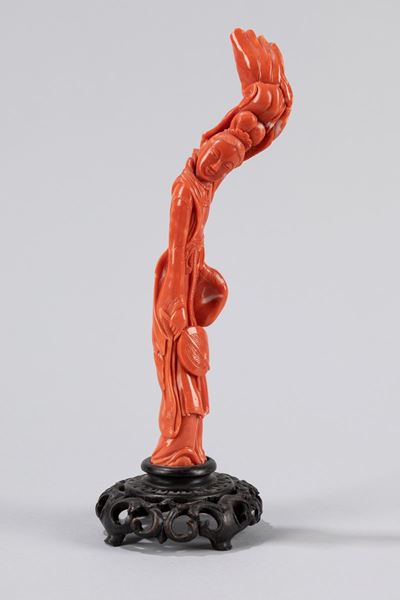 Scultura in corallo, raffigurante dama con ventaglio, Cina, fine XIX secolo