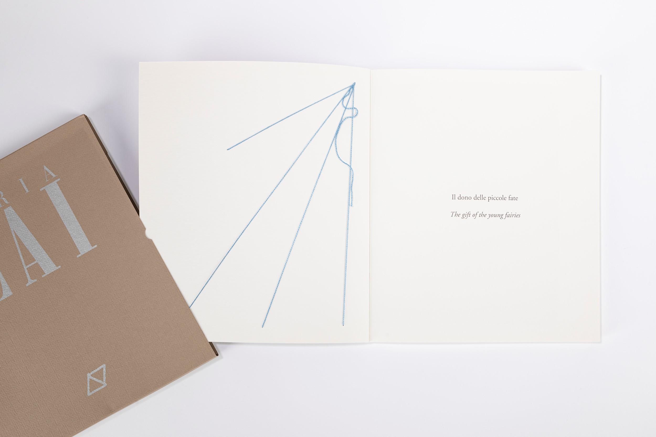Maria Lai - Il dio distratto - libro d'artista, 2018, copertina con filo di lana azzurro