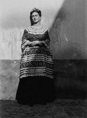 Frida posando en La Casa Azul
