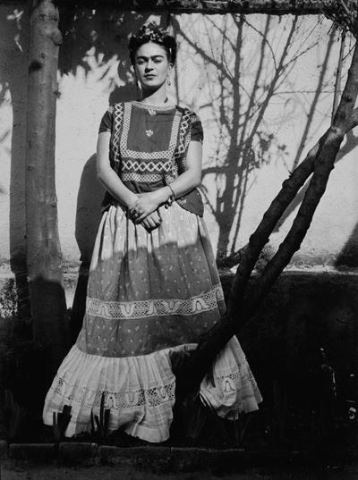Frida Y Arbol En la Casa Azul
