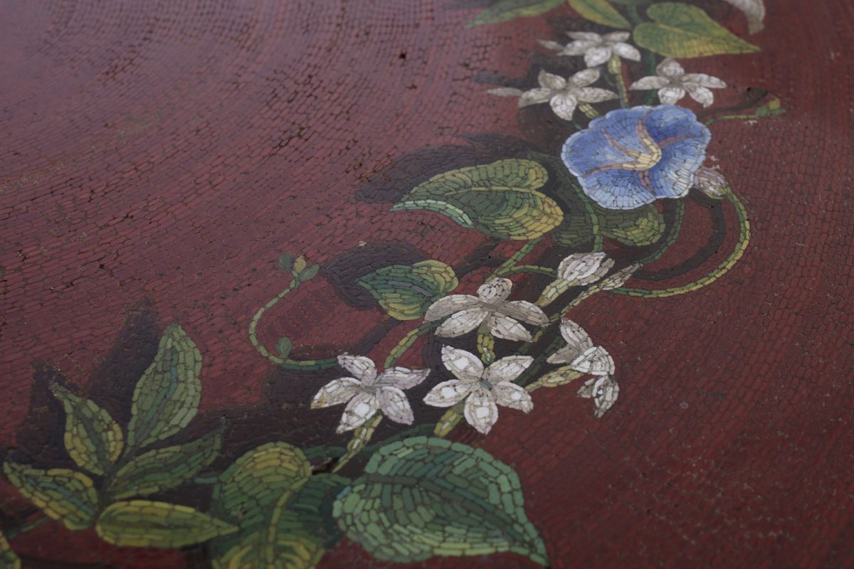 Piano di Tavolo Circolare in Micromosaico con Decoro Floreale, Fine Secolo XIX