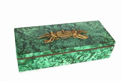 Scatola in Malachite con Corona Sorretta da Angeli in Bronzo Dorato, Russia Fine Secolo XIX - Ini...
