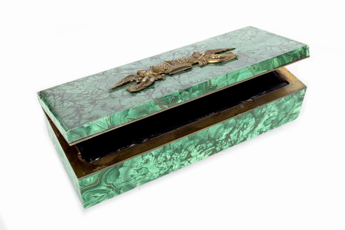 Scatola in Malachite con Corona Sorretta da Angeli in Bronzo Dorato, Russia Fine Secolo XIX - Ini...