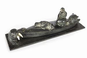 Scultura in ardesia raffigurante Inuit a caccia di foche