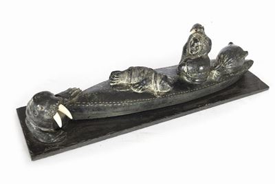 Scultura in Ardesia Raffigurante Inuit a Caccia di Foche