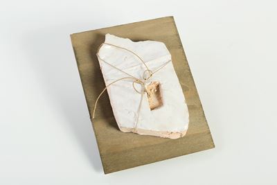 La vita è un bambino che gioca (Eraclito), ceramica smaltata bianca, 1999