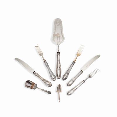 Set di servizi in argento, composto da 31 pezzi tra forchette, coltelli, cucchiaini e palette da ...