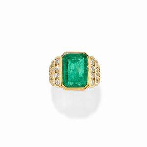  - Anello in oro giallo 18k, smeraldo e diamanti