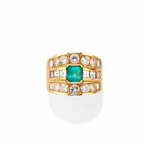  - Anello in oro giallo 18k, diamanti e smeraldo