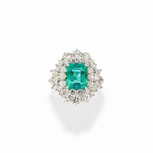  - Anello in oro bianco 18k, diamanti e smeraldo