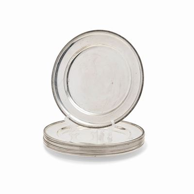 Dodici sottopiatti in argento, Italia, XX secolo, diametro 29 cm, peso 5,600 kg
