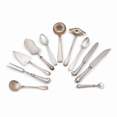 Set di posate in argento, composto da mestolo, cucchiai e coltelli