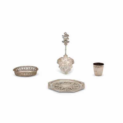 Oggetti in argento, quattro pezzi decorativi