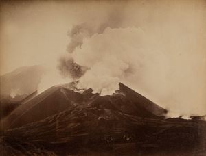 Etna, bocca di lava vista da 100m dal Monte Nero