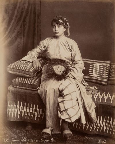 Jeune Fille Jeiuve À Beyrouth