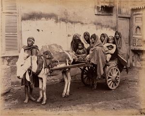 Charrette transportant les femmes arabes ; Femme arabe et son enfant à baudette