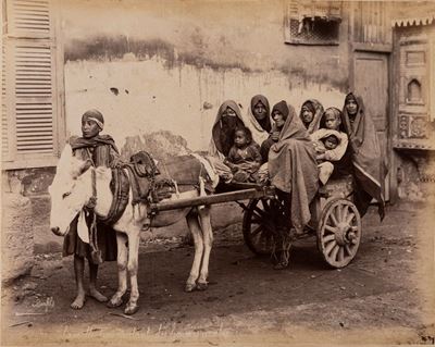 Charrette Transportant Les Femmes Arabes ; Femme Arabe Et Son Enfant À Baudette