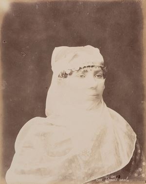 Bèdouines portant leurs enfants ; Dame arabe