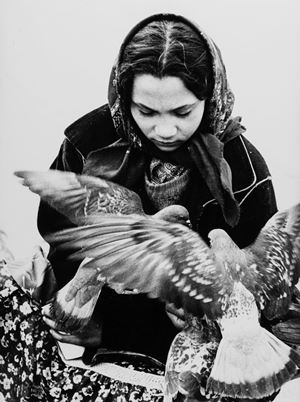 Bambina ebrea in preghiera ad Auschwitz