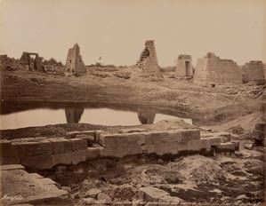 Karnak, Vue générale des ruines ; Temple de Touthmés III