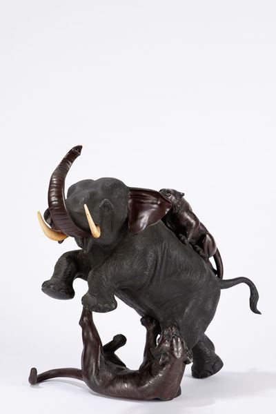 Mitsumoto, Gruppo in bronzo a patina scura raffigurante elefante attaccato da due tigri, Giappone...