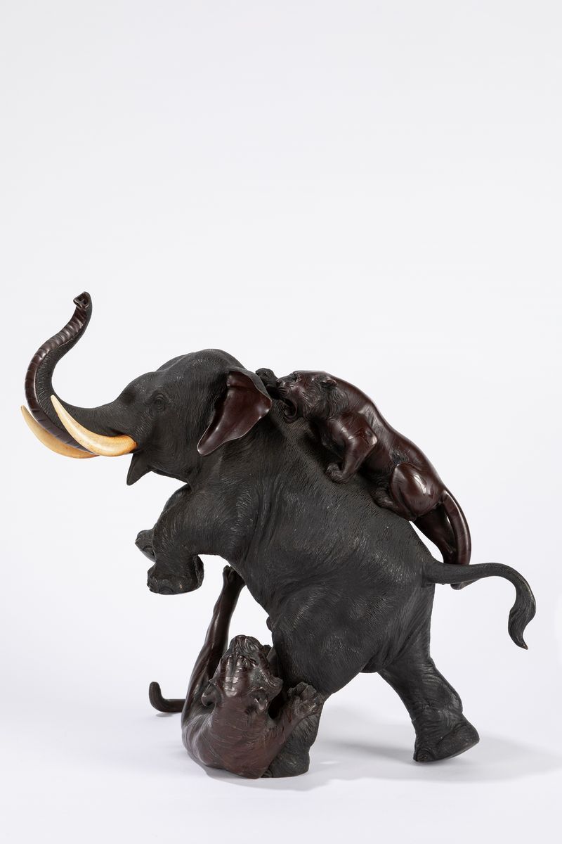 Mitsumoto, Gruppo in bronzo a patina scura raffigurante elefante attaccato da due tigri, Giappone...