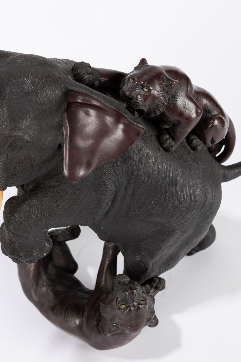 Mitsumoto, Gruppo in bronzo a patina scura raffigurante elefante attaccato da due tigri, Giappone...