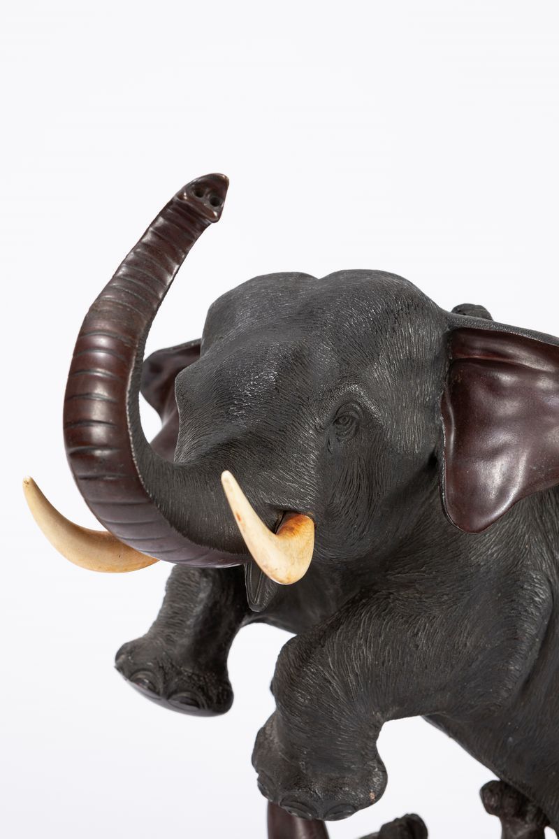 Mitsumoto, Gruppo in bronzo a patina scura raffigurante elefante attaccato da due tigri, Giappone...