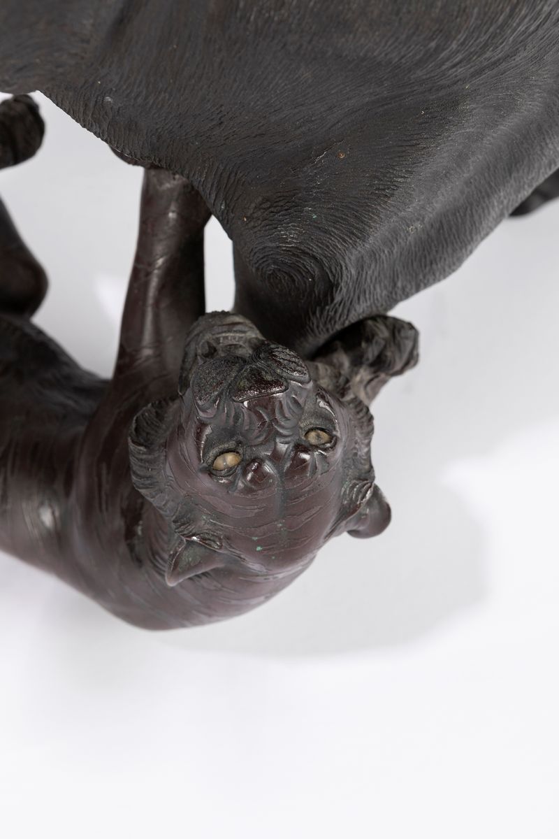 Mitsumoto, Gruppo in bronzo a patina scura raffigurante elefante attaccato da due tigri, Giappone...