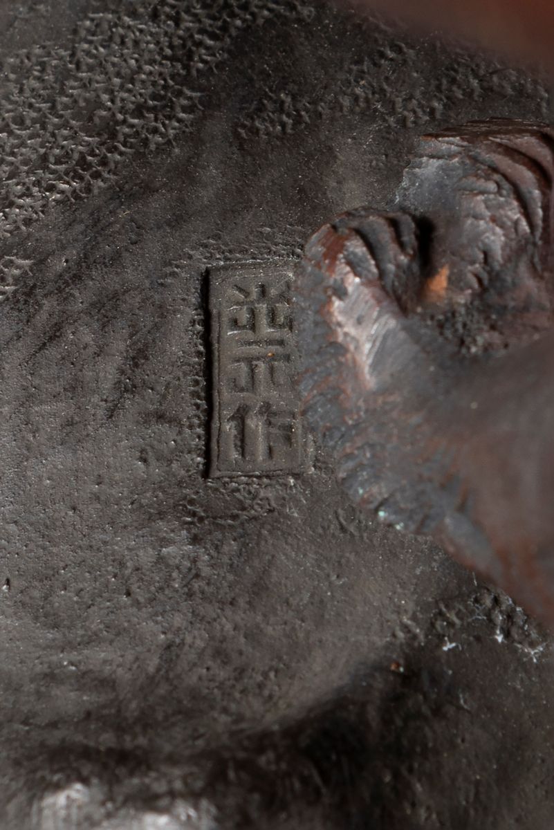 Mitsumoto, Gruppo in bronzo a patina scura raffigurante elefante attaccato da due tigri, Giappone...