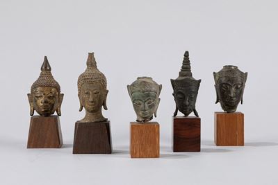 Telefono, Lotto composto da cinque piccole teste di Buddha in bronzo, Thailandia, fine XVIII seco...