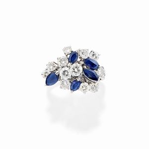  - Anello in oro bianco 18k, diamanti e zaffiri